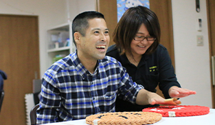 指編みマット制作中